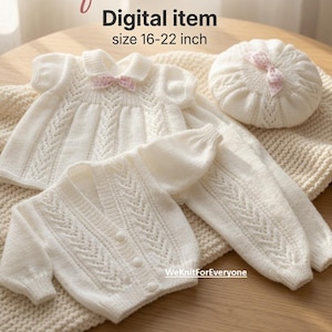 Könnte beinhalten: Ein Set aus weißer Strickkleidung für Babys, bestehend aus einem kurzärmeligen Oberteil mit Kragen, einer langärmeligen Strickjacke und einer runden Mütze, alle mit Zopfmuster. Der Text lautet Knitting Patterns for babies Digital item size 16-22 inch.