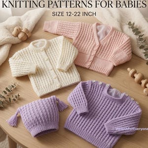 Könnte beinhalten: Digitale Strickanleitungen für Babys, Größe 12-22 Zoll. Enthält eine cremefarbene Strickjacke mit Knöpfen, eine rosa Strickjacke mit Knöpfen, einen violetten Langarmpullover mit Schulterknöpfen und eine passende violette Mütze mit zwei Quasten.