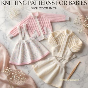 Puede incluir: Patrones de tejido digitales para bebés talla 22-28 pulgadas. La imagen muestra dos conjuntos de ropa para bebés: un cárdigan rosa acanalado con un vestido de tirantes a juego con patrón moteado, y un cárdigan crema acanalado con un vestido liso.
