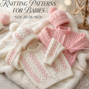 Könnte beinhalten: Digitale Strickanleitungen für Babys Größe 20-26 Zoll. Das Bild zeigt zwei handgestrickte Baby-Sets, bestehend aus einer langärmeligen Strickjacke mit Knöpfen und einer passenden Mütze mit Bommel, die jeweils ein detailliertes Zopfmuster aufweisen.