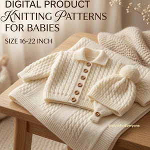 Könnte beinhalten: Eine cremefarbene Strickjacke und eine passende Mütze mit Bommel für Babys, mit Zopfmuster und braunen Knöpfen. Der Text lautet: DIGITAL PRODUCT KNITTING PATTERNS FOR BABIES SIZE 16-22 INCH. Das Set liegt auf einer hölzernen Oberfläche.