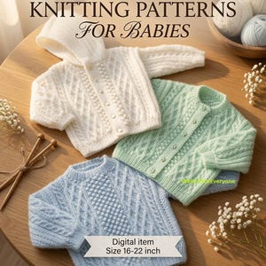 Pode incluir: Padrões de tricô para bebês com três suéteres de textura trançada em branco, verde menta e azul claro. O suéter branco tem capuz. Inclui agulhas de tricô de madeira e o texto Knitting Patterns For Babies e Digital item Size 16-22 inch.