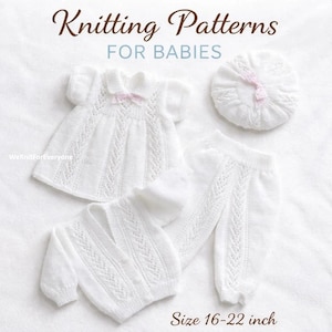Op de afbeelding: Een witte gebreide babykleding set, inclusief een jurk, vest, broek en een muts. De jurk heeft een roze strik. De tekst "Knitting Patterns FOR BABIES" staat bovenaan. Maat 40.6-55.9 cm.