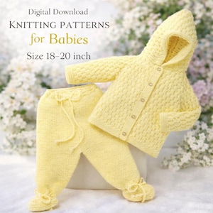 Puede incluir: Un conjunto de bebé tejido de color amarillo suave, que incluye una chaqueta con capucha y pantalones. La chaqueta tiene botones y los pantalones tienen cordones. El texto de la imagen dice "Digital Download KNITTING PATTERNS for Babies Talla 45.7-50.8 cm".