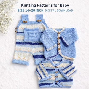 Può includere: Set di maglieria per neonati in tonalità blu, bianco e giallo. Il set include una tuta e due cardigan con bottoni. Il testo recita "Knitting Patterns for Baby" e "SIZE 14-20 INCH DIGITAL DOWNLOAD".