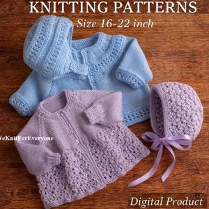 Puede incluir: Se muestran dos conjuntos de bebé tejidos. Uno es azul claro, el otro lavanda. Cada conjunto incluye una rebeca y un gorro. El texto de la imagen dice "Knitting Patterns" y "Talla 40-56 cm". El producto es una descarga digital.