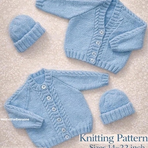 Pode incluir: Conjunto de cardigan e gorro de bebé em malha azul claro. Os cardigans têm fechos de botão e detalhes em malha entrançada. O texto "Knitting Pattern Tamanhos 35.5-56 cm" é visível.