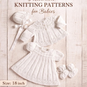 Puede incluir: Conjunto de ropa de bebé de punto blanco, que incluye un gorro con una cinta, una rebeca, un vestido y patucos. El texto en la parte superior dice "KNITTING PATTERNS for Babies". La talla es de 45,7 cm.