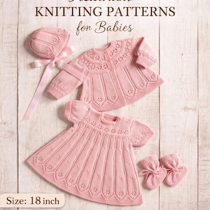 Könnte beinhalten: Rosa gestricktes Baby-Kleidungsset, bestehend aus einer Mütze mit Schleife, einer Strickjacke, einem Kleid und Babyschuhen. Das Set wird auf einer hellen Holzmaserung präsentiert. Der Text oben lautet "KNITTING PATTERNS for Babies". Die Größe beträgt 45,7 cm.