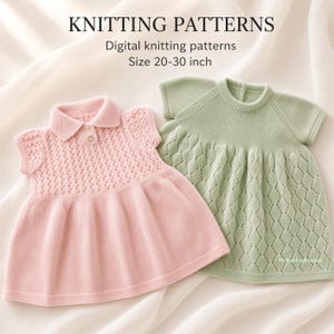 Puede incluir: Dos vestidos tejidos en rosa claro y verde salvia, con mangas cortas y patrones texturizados. El texto dice: KNITTING PATTERNS, Digital knitting patterns, Size 20-30 inch. El vestido rosa tiene un cuello con dos botones.