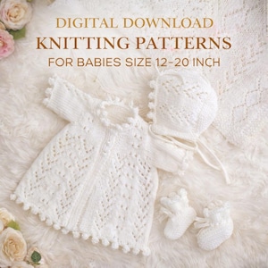 Könnte beinhalten: Digitale Strickmuster für Babys. Das Bild zeigt ein weißes Strick-Baby-Outfit, einschließlich Jacke, Mütze und Babyschuhe. Jacke und Mütze haben ein zartes Spitzenmuster. Die Babyschuhe haben ein Banddetail. Der Text gibt an, dass die Muster für Babys der Größe 30.5-51 cm sind.
