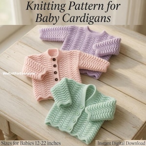 Könnte beinhalten: Drei gestrickte Baby-Cardigans in Pastellfarben: Lavendel, Rosa und Mintgrün. Jeder Cardigan hat einen Knopfverschluss und ein wellenförmiges Strickmuster. Der Text "Knitting Pattern for Baby Cardigans" und "Größen für Babys 30-56 cm" ist enthalten.