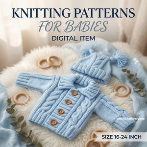Puede incluir: Un cárdigan de punto para bebé en color azul claro con patrón de trenzas y cuatro botones marrones, junto con un gorro con pompones a juego. La imagen incluye el texto KNITTING PATTERNS FOR BABIES, DIGITAL ITEM, WeKnitForEveryone y SIZE 16-24 INCH.