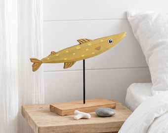 Handgeschilderde houten vissculptuur, kustplankdecor