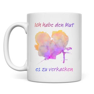 Könnte beinhalten: Weiße Keramik-Tasse mit einem Aquarelldesign in Gelb-, Orange- und Lilatönen. Die Tasse zeigt den deutschen Text "Ich habe den Mut es zu verkacken" in einem Farbverlauf von Rosa und Blau.
