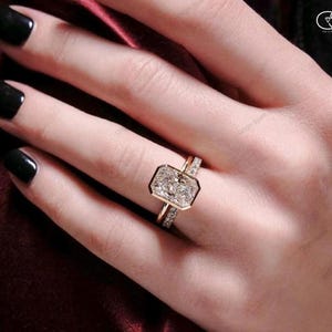 Anillo de compromiso solitario con diamante cultivado en laboratorio de talla radiante de 3 quilates, engastado en bisel, certificado por IGI / Anillo minimalista de oro de 14 quilates para propuesta de matrimonio