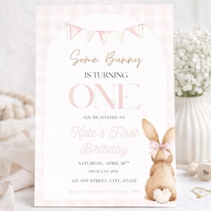 Könnte beinhalten: Eine rosa und weiße Geburtstagseinladung mit dem Text "Some Bunny is Turning One". Die Einladung zeigt eine Hasenillustration und Eventdetails.