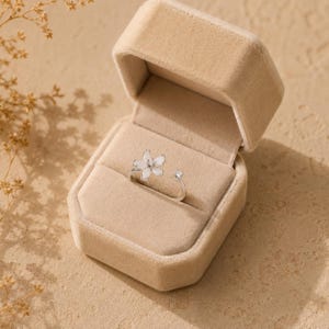 Anillo ajustable con flor blanca, banda abierta de acero inoxidable, delicada joyería floral.