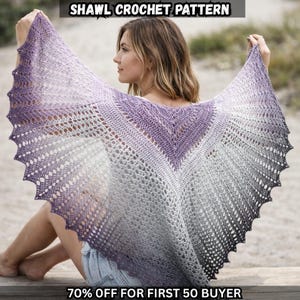 Op de afbeelding: Een gehaakte sjaal met een kleureffect, van paars naar grijs. De sjaal heeft een geschulpte rand en wordt getoond, waarbij het openwerkdesign wordt benadrukt. De tekst bovenaan luidt "SHAWL CROCHET PATTERN".