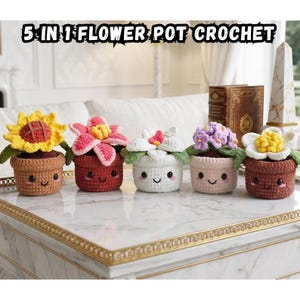 Pode incluir: Cinco vasos de flores de crochê com rostos sorridentes e vários desenhos florais. As flores incluem um girassol, uma flor rosa, uma flor branca, uma flor roxa e uma flor amarela. O texto "5 IN 1 FLOWER POT CROCHET" está no topo.