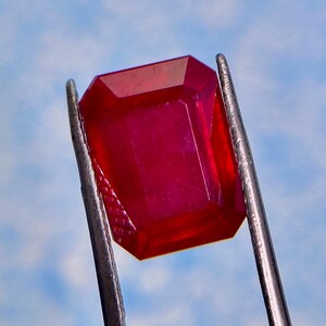 Natürlicher Rubin Smaragdschliff Edelstein - tiefrot facettiert für Schmuck (12x9x7MM, 8ct)
