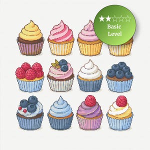 Op de afbeelding: Twaalf pixelige cupcakes met verschillende glazuur- en toppingontwerpen. Glazuurkleuren zijn onder meer geel, roze en wit. Toppings zijn onder meer frambozen en bosbessen. Er is ook een groene cirkel met de tekst "Basic Level".