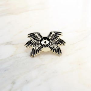 Emaljnål med allseende öga och vinge, kavajnål med gotiska änglavingar, himmelskt märke med onda ögat för jacka och ryggsäck, häxig presentdekoration.