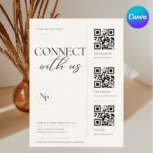 Könnte beinhalten: Ein weißes Informationsschild mit schwarzem Text und drei QR-Codes für Instagram, Facebook und TikTok. Das Schild enthält den Text Connect with us, North & Pine Creative Co. sowie Kontaktdaten. Ein kreisförmiges NP-Logo ist links zu sehen.