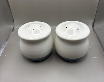 Salero y pimentero vintage Pfaltzgraff Northwinds de gres azul verdoso estilo rústico de granja.