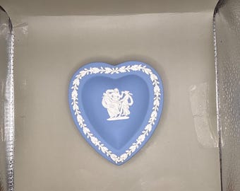 Plato antiguo Wedgwood Jasperware con forma de corazón, color azul / Fabricado en Inglaterra / Plato decorativo con relieve clásico / Pieza de colección romántica de Wedgwood