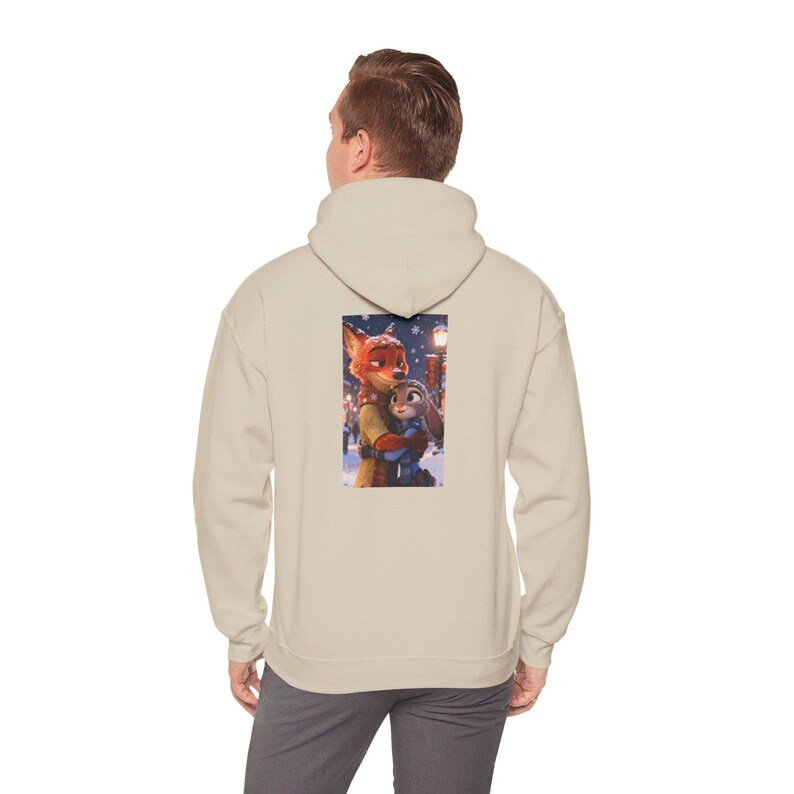 Hoodie personaliseren | Gezellige besneeuwde nachtillustratie zootopia afbeelding 11