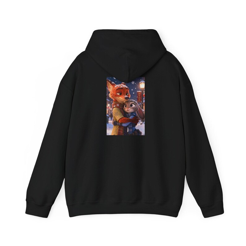 Hoodie personaliseren | Gezellige besneeuwde nachtillustratie zootopia afbeelding 3