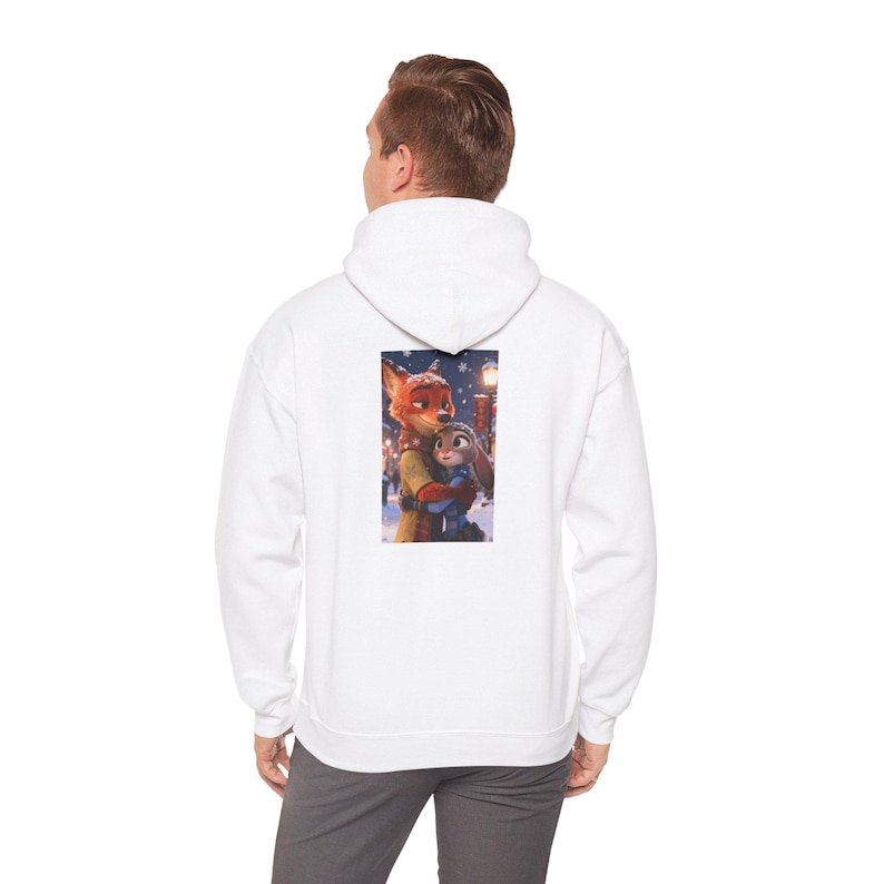 Hoodie personaliseren | Gezellige besneeuwde nachtillustratie zootopia afbeelding 1