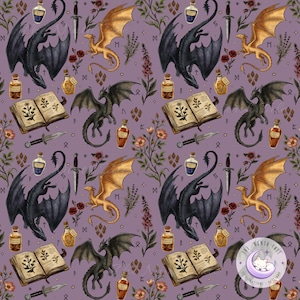 Op de afbeelding: Een herhalend patroon op een stoffige paarse achtergrond met zwarte en gouden draken, open spreukenboeken met botanische illustraties, glazen toverdrankflesjes, dolken en bloemtakjes. Kleine runensymbolen zijn verspreid over het ontwerp.