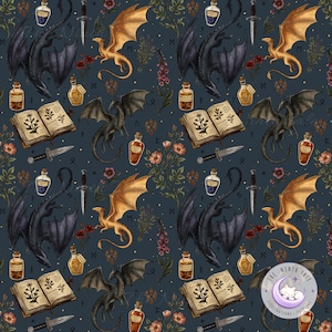 Könnte beinhalten: Dunkelblaues Fantasy-Muster mit Illustrationen von Drachen, Zaubertränken, offenen Büchern, Dolchen und Blumen. Drachen sind in Schwarz und Gold gehalten. Das Muster enthält den Text "The Ninth Tale" in einem kreisförmigen Logo.