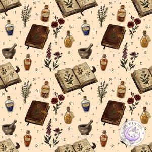 Könnte beinhalten: Ein sich wiederholendes Muster mit offenen Zauberbüchern, Zaubertränken, Blumen und einem Mörser und Stößel. Die Bücher sind braun mit einem Mond-Design. Die Flaschen enthalten verschiedenfarbige Flüssigkeiten. Der Hintergrund ist hellbeige mit kleinen Symbolen.