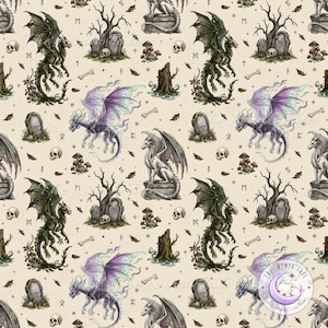 Könnte beinhalten: Ein sich wiederholendes Muster auf cremefarbenem Hintergrund mit grünen und violetten Drachen, Grabsteinen, Totenköpfen, Pilzen, kahlen Bäumen und verstreuten Knochen. Kleine Runensymbole sind im Design verteilt, mit einem runden Logo in der Ecke.