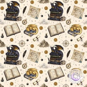 Può includere: Un motivo ripetitivo su sfondo color crema con illustrazioni di draghi blu scuro appollaiati su pile di libri, draghi dorati che dormono su libri, libri di incantesimi aperti con pentagrammi, mappe del tesoro, bussole, calamai e piume.