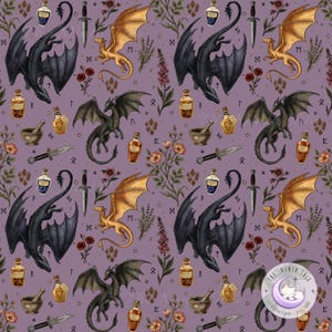 Op de afbeelding: Een herhalend patroon met draken, dolken, drankflessen en bloemelementen op een lavendelkleurige achtergrond. De draken zijn zwart en goud, met gedetailleerde vleugels. Het ontwerp bevat de tekst "The Ninth Tale" en andere symbolen.