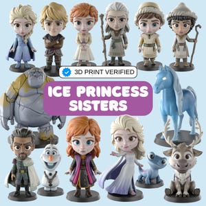 Pode incluir: Uma coleção de estatuetas impressas em 3D com personagens do filme "Frozen". As estatuetas incluem Elsa, Anna, Kristoff, Olaf e outros personagens. O texto "ICE PRINCESS SISTERS" é exibido em uma faixa roxa.