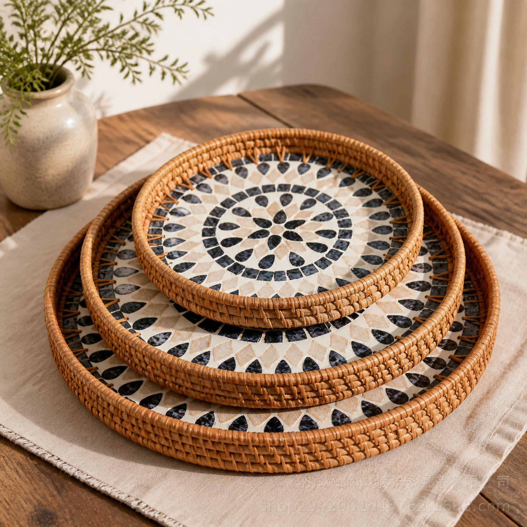 Plateau de service rond décoratif en rotin avec incrustation de mosaïque - Maison et Saisons