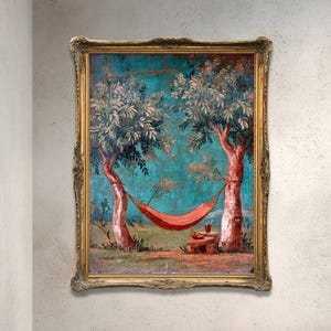 Può includere: Un dipinto antico incorniciato raffigura una serena scena all'aperto. Due alberi incorniciano un'amaca rossa, con un tavolino con una bevanda e frutta. Lo sfondo è turchese e la cornice è dorata.