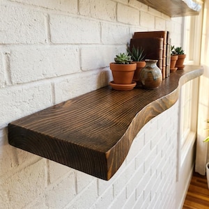 Estante flotante a medida con borde natural, librería minimalista con borde orgánico, losa con borde natural para la configuración de la oficina en casa, arte de pared de madera de estilo moderno de mediados de siglo.