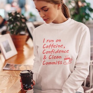 Sudadera "Me muevo a base de cafeína, confianza y compromisos limpios" / Camiseta de café para programadores