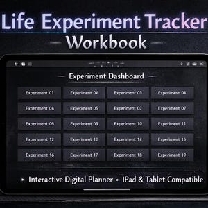以下が含まれることがあります： タブレット画面に表示されたデジタルプランナー。暗いインターフェースで、「Life Experiment Tracker Workbook」のテキストが表示されています。「Experiment Dashboard」には、番号付きの実験エントリが表示されています。iPadとタブレットに対応しています。