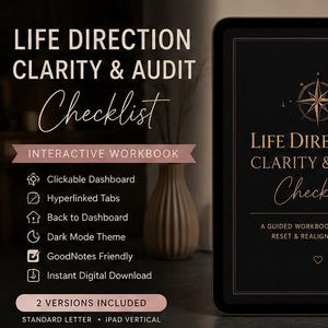 Könnte beinhalten: Ein interaktives digitales Arbeitsbuch auf einem Tablet mit dem Titel "Life Direction Clarity & Audit Checklist". Der Bildschirm zeigt eine Kompassrose. Funktionen umfassen ein anklickbares Dashboard, Hyperlinks und einen Dunkelmodus. Zwei Versionen enthalten.