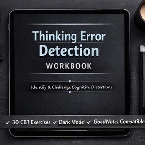 Op de afbeelding: Een digitale tablet toont de tekst "Thinking Error Detection WORKBOOK" met de ondertitel "Identify & Challenge Cognitive Distortions." Het bevat ook "30 CBT Exercises," "Dark Mode" en "GoodNotes Compatible." De afbeelding bevat ook een kaars, koffie en een bril.