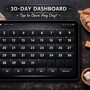 Pode incluir: Tablet digital preto exibindo um painel de 30 dias com bot&otilde;es numerados. A imagem inclui uma x&iacute;cara de caf&eacute;, cubos de a&ccedil;&uacute;car e uma tigela de frutas vermelhas, sugerindo um tema de planejamento.