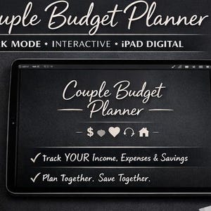 Może przedstawiać: Cyfrowy planista budżetu dla par na tablecie z tekstem "DARK MODE • INTERACTIVE • iPAD DIGITAL". Ekran wyświetla "Couple Budget Planner" oraz ikony pieniędzy, serca i domu. Tekst brzmi "Track YOUR Income, Expenses & Savings" i "Plan Together. Save Together."