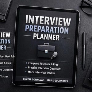 Puede incluir: Un planificador digital de preparación de entrevistas en una tableta. La pantalla muestra el título "Interview Preparation Planner" con viñetas para la investigación de la empresa, preguntas de la entrevista y un rastreador de entrevistas simuladas. Accesorios: gafas, auriculares y bolígrafo.
